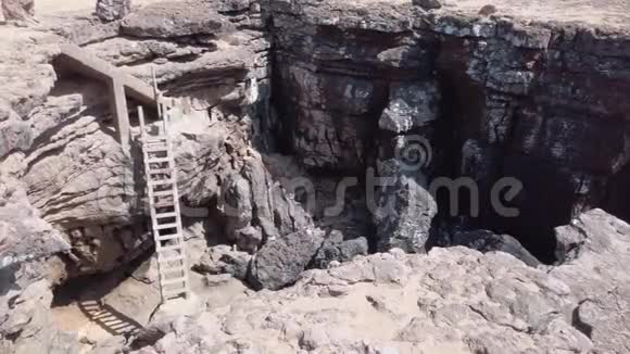 岩石悬崖上的楼梯视频的预览图
