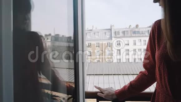 电影院在法国阳台的窗户上欣赏阳光明媚的埃菲尔铁塔观景慢动作视频的预览图