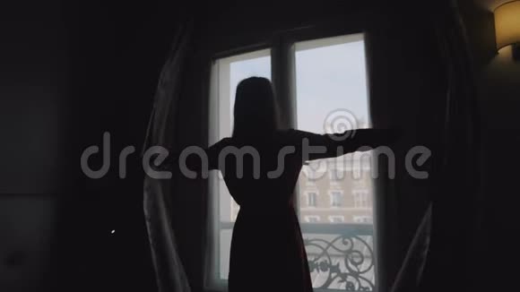 年轻快乐的旅行者女人打开阳台的窗户享受浪漫的阳光明媚的早晨巴黎埃菲尔铁塔观景慢动作视频的预览图
