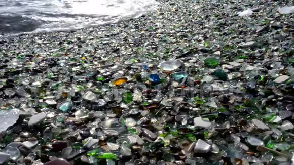 海滩上的玻璃鹅卵石视频的预览图