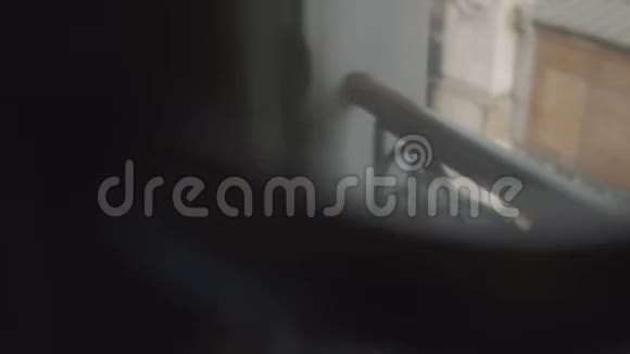 年轻美丽的微笑旅游女性放松的电影肖像在公寓慢动作的法国阳台摆姿势视频的预览图