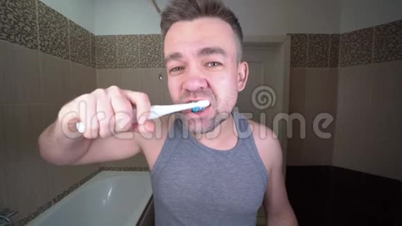 无胡子男士刷牙电动牙刷视频的预览图