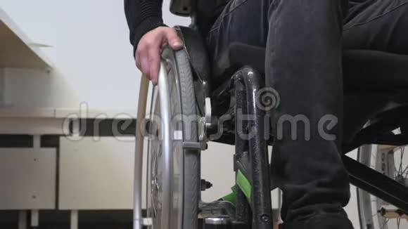 手扶轮椅特写一个不会走路的年轻人视频的预览图