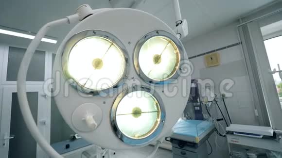 医院病房里的大灯视频的预览图