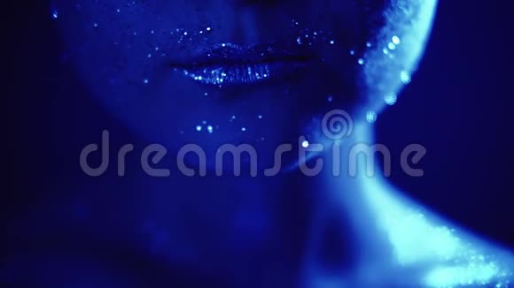 闪烁的艺术化妆女人闪闪发光的嘴唇空气亲吻视频的预览图