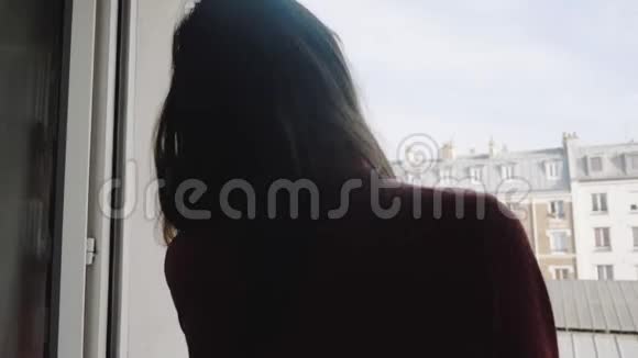 后景幸福年轻美丽的女艺术家抚摸头发看埃菲尔铁塔景在法国阳台慢动作视频的预览图