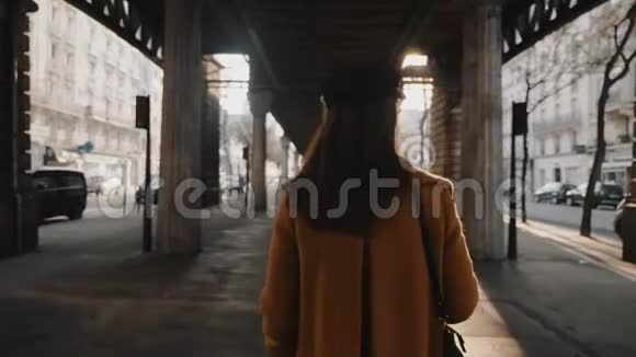 后景快乐时尚博主探索巴黎街道阳光下的地铁天桥慢动作视频的预览图