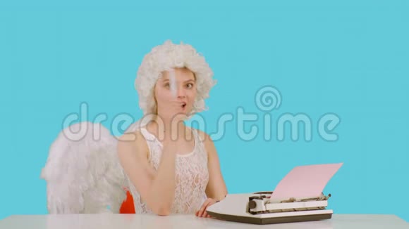 有趣的情人节女人用机械打字机祝贺情人节可爱的卷发小女孩视频的预览图