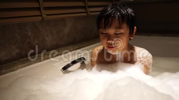 小男孩洗澡时很开心视频的预览图