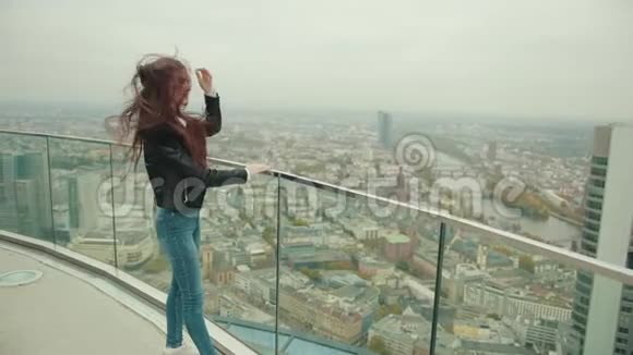 一对夫妇站在梅格波利斯市摩天大楼高楼的屋顶上视频的预览图