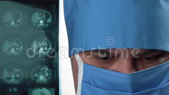 闭上男医生眼睛眨着外科医生戴医用口罩和帽子视频的预览图