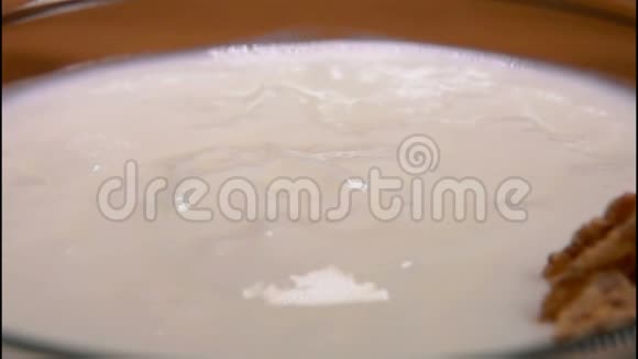 谷类食物落在健康酸奶上视频的预览图