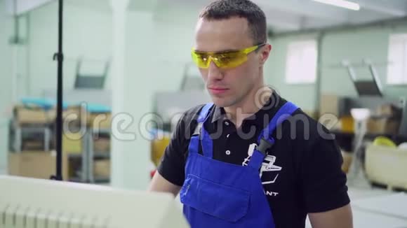 一个男的工厂工人站在班长旁边视频的预览图
