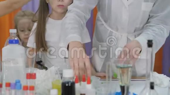 儿童化学实验女人放置试管女孩等待房间里弥漫着人造烟雾视频的预览图