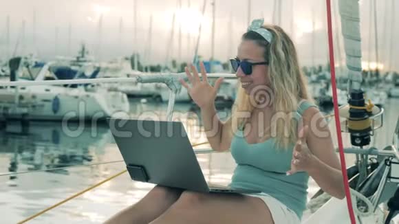 女游客在游艇上通过视频通话视频聊天视频通话的概念视频的预览图