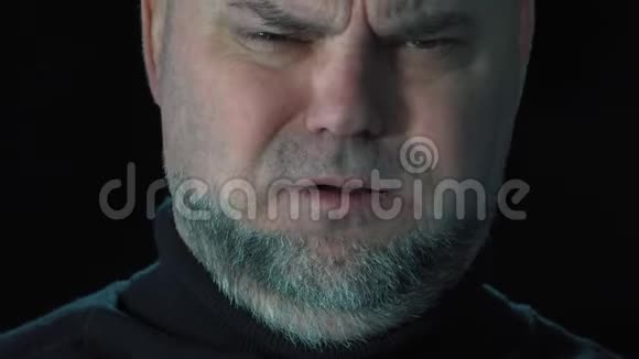 生病的大胡子男人咳嗽戴上一个保护性的医疗面罩视频的预览图