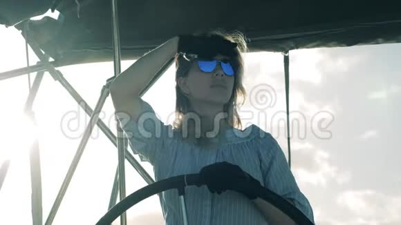 一个女孩驾驶游艇掌舵海上旅行一位女船长的暑假视频的预览图