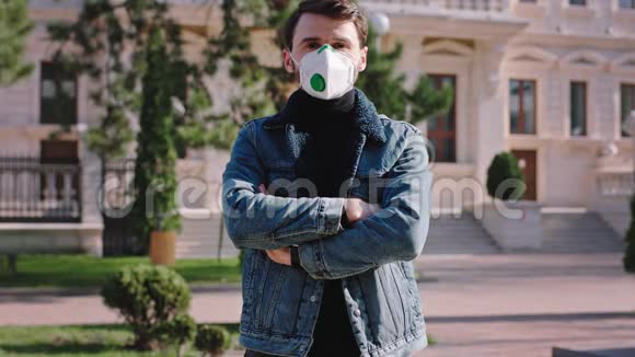 新的冠状病毒概念一个人在镜头前脸上戴着防护面罩在街中央视频的预览图
