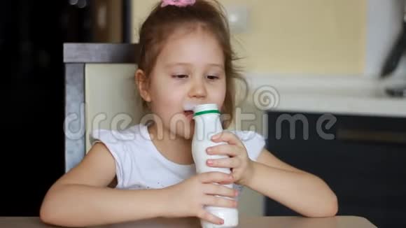 儿童饮用瓶装乳制品牛奶凯菲酸奶视频的预览图