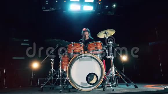 鼓包鼓手在鼓上演奏音乐工作室和一个音乐家排练鼓声视频的预览图