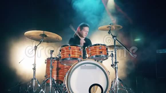 鼓组鼓包在黑暗中鼓手演奏音乐会一个男人正在欣赏他的鼓声排练视频的预览图