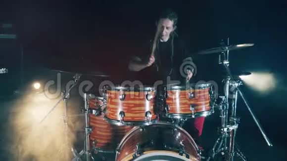 音乐工作室与专业鼓手边演奏鼓包鼓手在鼓上演奏视频的预览图