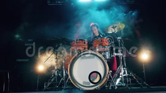 一个人正在录音室里排练他的击鼓技巧鼓包鼓手在鼓上演奏视频的预览图