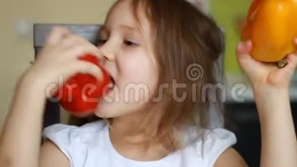 小女孩吃生食红辣椒和黄椒维生素素食素食的概念视频的预览图
