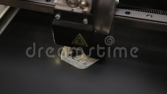 3D技术关闭了打印机头打印塑料零件产品视频的预览图