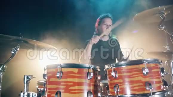 专业音乐家在排练中用鼓鼓组鼓包在黑暗中鼓手演奏音乐会视频的预览图