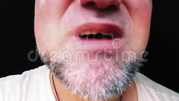 愤怒的男人牙齿弯曲的人的特写无胡子好斗的人发誓视频的预览图