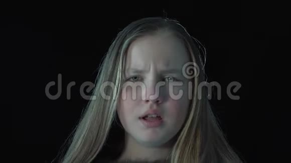 可爱生病的女孩咳嗽病毒感染咽喉感染1视频的预览图
