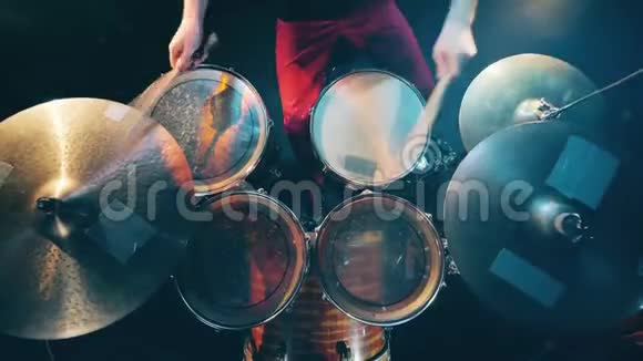 从上面看鼓和在演奏中鼓组鼓包在黑暗中鼓手演奏音乐会视频的预览图