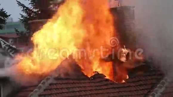 消防员烧房子灭火视频的预览图
