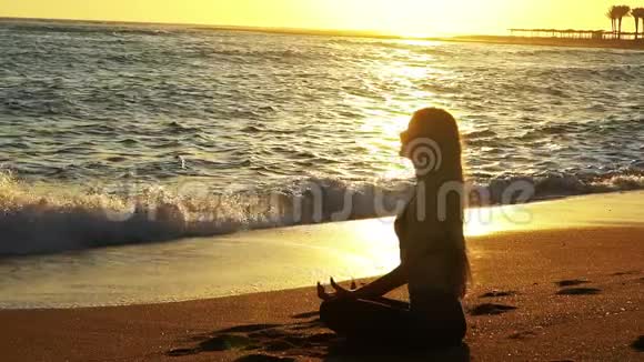 海上瑜伽女子手举太阳敬礼莲花姿势视频的预览图