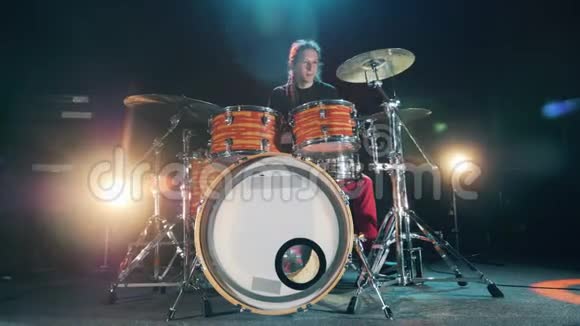 年轻的鼓手正在一间鼓室里演奏音乐视频的预览图