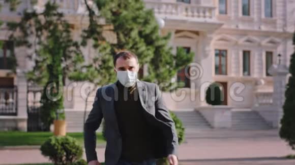在街中央镜头前奔跑的家伙他戴着防护面具直视着视频的预览图