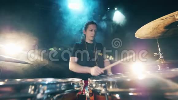 音乐会中间的专业鼓手鼓组鼓包在黑暗中鼓手演奏音乐会视频的预览图