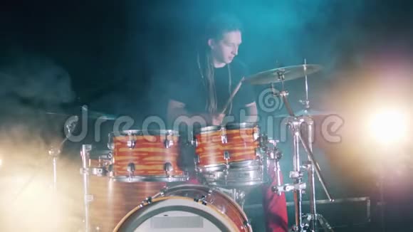 男鼓手在音乐会上打鼓视频的预览图