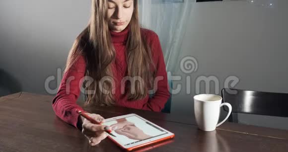 才华横溢的创新漂亮的女设计师坐在办公桌前工作当代年轻女性写作绘画和绘画视频的预览图