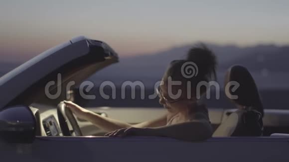 美丽女性驾驶汽车肖像视频的预览图