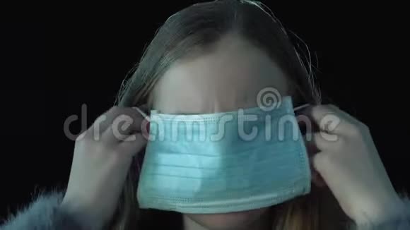 可爱的生病的女孩戴着医用口罩视频的预览图