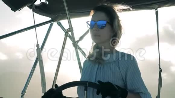 海上旅行一位女船长的暑假年轻女子在加勒比海开一艘白色游艇视频的预览图
