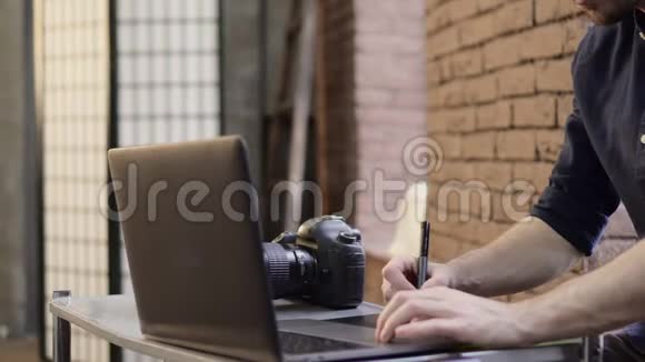 裁剪男性摄影师使用图形平板视频的预览图