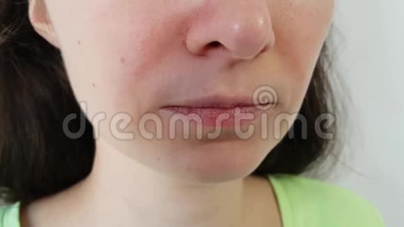 一个深色头发的女人在鼻子和嘴上戴着医疗面具的特写镜头很漂亮的脸干净的鼻子保护措施视频的预览图