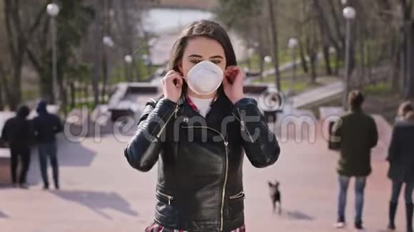 在离公园的楼梯中间一位非常漂亮的女士戴着一个防护面具以防止病毒的传播视频的预览图