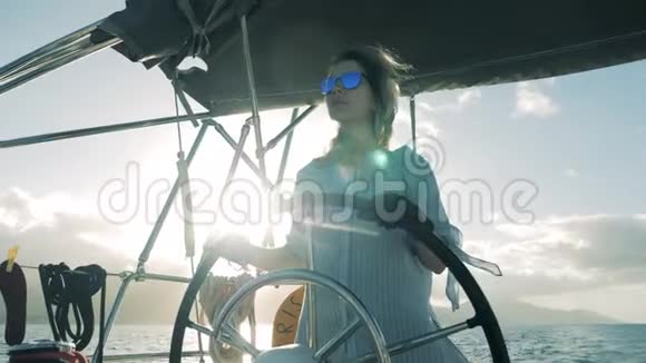 戴眼镜的女人在海上航行海上旅行一位女船长的暑假视频的预览图