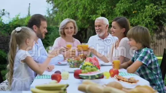 健康快乐的家庭饮用维生素新鲜果汁庆祝传统视频的预览图