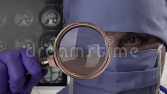 闭合戴着防护面罩和医用手套的医生手拿放大镜检查病人视频的预览图