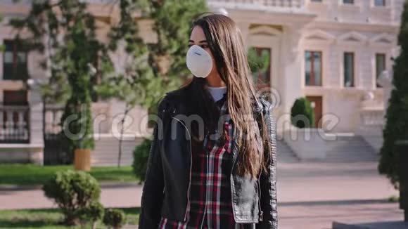 一位戴着面具的悲伤女士站在街中央的摄像机前提出了冠状病毒新概念视频的预览图